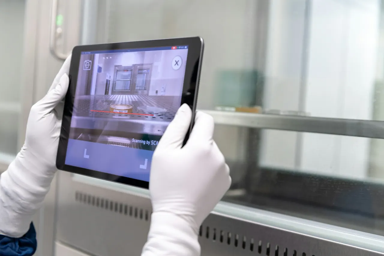 Operador de fábrica registrando dados em um tablet