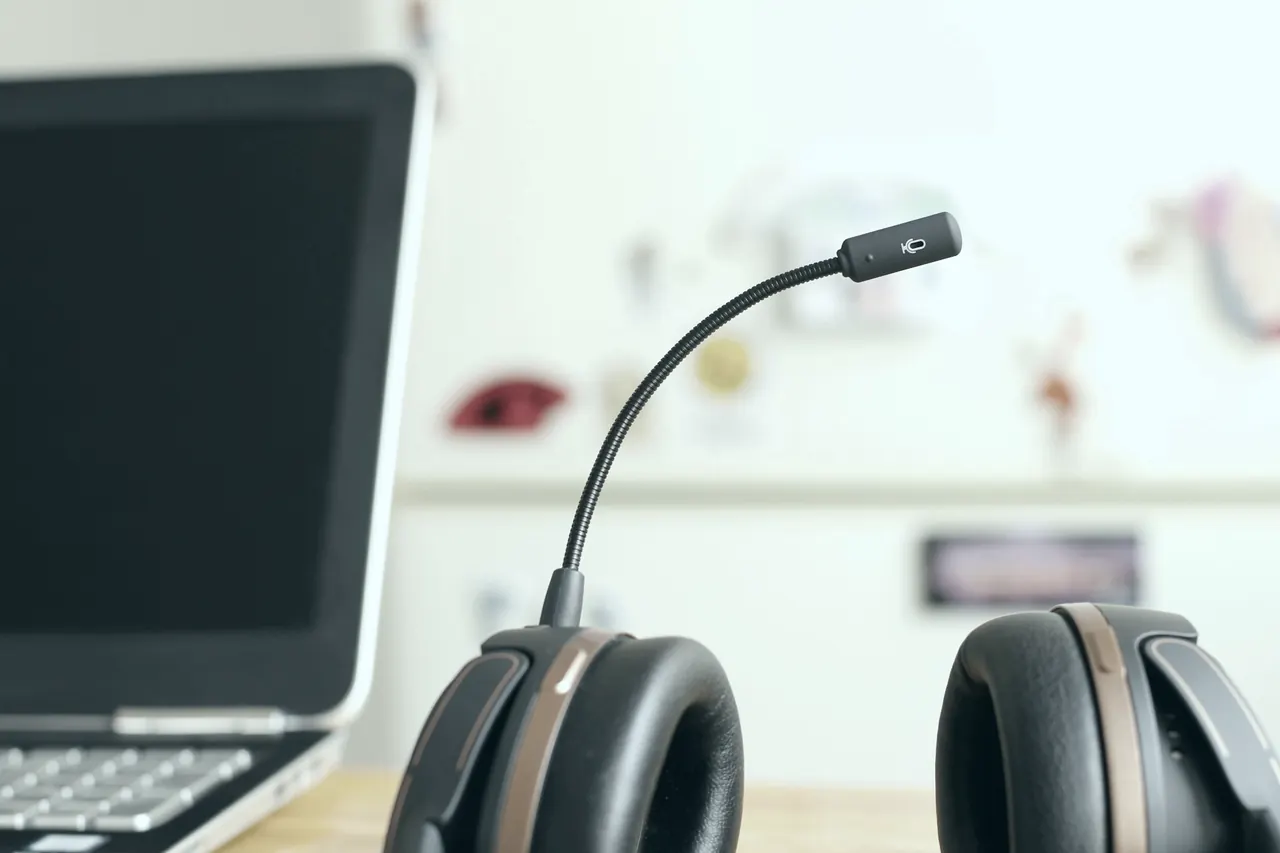 Headset de atendimento ao lado de um notebook